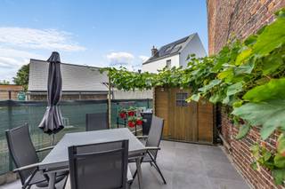 <p>In een rustige straat te Roosdaal, op wandelafstand van winkels, scholen en openbaar vervoer, vindt u deze volledig gerenoveerde woning met een gunstig EPC-label (B) en conforme electriciteit.<br />Het gelijkvloers biedt een lichtrijke leefruimte met aansluitend de volledig uitgeruste keuken met zicht op het gezellige terras van 17 m² , zuidwestelijke oriëntatie. Op de eerste verdieping vinden we 2 slaapkamers (15,5m² en 10m²) en een moderne badkamer met ruime inloopdouche, lavabo en toilet. Verdieping 2 omvat nog een 3de slaapkamer (12m²) met ingemaakte kast en een extra gastentoilet met lavabo. Ruime opbergzolder. De woning werd volledig aangepakt en alles werd kwalitatief afgewerkt. Enkele kenmerken: Hoogrendementsbeglazing PVC - Hoogrendementsketel op aardgas - Dak en gevel vernieuwd - Asbestveilig -<br />De ligging is ideaal: Vlotte verbinding tussen Aalst, Ninove en Brussel. Een bezoekje waard! Stedenbouwkundige inlichtingen en maatregelenregister in aanvraag.</p>
