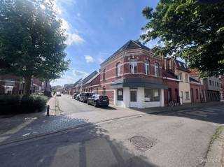 <p>Eéngezinswoning of kangoeroewoonst zou mogelijk zijn mits een éénvoudige functiewijziging aanvraag. (is niet vergunningplichtig en de gevel zou zo gewoon kunnen blijven)</p><p>Er zijn dus vele invulmogelijkheden voor dit gebouw anders te gebruiken dan als enkel handelswoning.</p><p>Indeling: open ruimte van ongeveer 50 m² met veel lichtinval en buitendeur, traphal, open ruimte met apart toilet en koelcel/berging, verder is er een keuken met een zijdeur naar buiten. Verder is er ook nog een kurkdroge kelderruimte.<br />Via de traphal kom je in een duplexwoning met een woonkamer, open keuken, grootse betegelde badkamer met ligbad, dubbel wastafelmeubel, wc en douche, op de 2 de verdieping is er nog een overloop en 2 à 3 slaapkamers (13 en 25 m²). Mooie parketten.</p><p>Het dak werd vernieuwd. CV op gas.</p><p>EPC label F, maar de bewijzen van de isolatie zijn er niet allemaal en dus in de praktijk valt de verwarmingskosten het juist erg mee. Binnen de 6 jaar is er wel een renovatieverplichting van toepassing.</p><p><span><span>*Dit pand is onderworpen aan de renovatie-verplichting van de Vlaamse overheid voor residentiële gebouwen (behoudens bij sloop binnen 5 jaar na de aankoop). Consulteer voor meer informatie de website van het Vlaams Energie- en Klimaatagentschap via </span></span>https://www.vlaanderen.be/een-huis-of-appartement-kopen/renovatieverplichting-voor-residentiele-gebouwen</p><p>Niet tegenstaande blijft hier echt wel van alles mogelijk :) De plannen zijn op onze website beschikbaar.<br />Snel beschikbaar.</p><p>Infoplicht: Vg, Wg, Gmo, Gvkr, Gvv, P-score: B, G-score: B. Dit is geen aanbod, alle informatie is onder voorbehoud van materiële vergissingen en/of wijzigingen. De vermelde oppervlaktes zijn louter indicatief.</p>