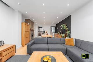 Deze aangename en goed ingedeelde stadswoning is ideaal voor wie comfortabel wil wonen in het hart van Gent. De gerenoveerde woning is gelegen in een rustige straat, op wandelafstand van het historisch centrum van Gent. Winkels, openbaar vervoer, scholen en tal van horecazaken bevinden zich in de onmiddellijke omgeving. Een uitstekende ligging voor wie het stadsleven wil combineren met wooncomfort.<br /><br />Via de inkomhal betreedt u de gezellige ruime woonkamer, met aansluitend de geïnstalleerde keuken. Op het gelijkvloers bevinden zich verder een badkamer, een kelder en een aangenaam terras waar u in alle rust kan genieten. De eerste verdieping telt twee volwaardige slaapkamers. Op de tweede verdieping bevindt zich een derde slaapkamer met mezaninne die ingericht is als wasplaats/hobbyruimte. De derde verdieping is ingericht als wasplaats/hobbyruimte en kan ook perfect dienstdoen als extra werk- of ontspanningsruimte.<br /><br />Een garage kan bijgehuurd worden op slechts 50 meter van de woning aan 110,00 euro per maand. M.a.w. deze woning is echt een bezoek waard. <br /><br />Troeven: instapklaar / drie slaapkamers / centrale ligging<br /><br /><strong>Bezoekmoment op woensdag 11 februari '26  tussen 17u en 18 mits het maken van een afspraak</strong>