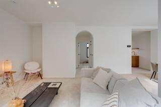 <p><strong>Penthouse nieuwbouwappartement op het Zuid</strong></p><p><strong></strong></p><p><strong> </strong></p><p>Droom jij van een topappartement op het bruisende Zuid? De buurt die altijd leeft? Ontdek samen met ons residentie Antoine, gelegen in de Scheldestraat tussen de Marnixplaats en het Zuidpark. Hier woon je op wandelafstand van het Museum voor Schone Kunsten, de Scheldekaaien en met de beste koffiebars en terrasjes gewoon om de hoek. In een mum van tijd op de ring van Antwerpen of in het centrum van de Stad.</p><p> </p><p></p><p> </p><ul><li><p><span><span>·</span><span> </span></span>De toplocatie en hipste buurt in Antwerpen</p></li><li><p><span><span>·</span><span> </span></span>Mogelijkheid tot aankoop aan 6% BTW</p></li><li><p><span><span>·</span><span> </span></span>Gezellig overdekt terras</p></li><li><p><span><span>·</span><span> </span></span><span> </span>Lift en ondergrondse fietsenberging aanwezig</p></li><li><p><span><span>·</span><span> </span></span>Bijna energie neutraal (warmtepomp, zonnepanelen, vloerverwarming, … )</p><p></p></li></ul><p> </p><p>Het appartement is gelegen op de vierde verdieping van een kleinschalig nieuwbouw gebouw. Via de lift of trap kom je op de verdieping.</p><p> </p><p>De hoge plafonds, mooie visgraatparket en een hoogwaardige afwerking vallen meteen op. Hier wil je wonen, hier wil je niet meer buiten. Er is een grote leefruimte met toegang naar het terras via het schuifraam. De keuken is verbonden met het eetgedeelte van de leefruimte. Verder een masterberoom en gastenkamer met een gedeelde badkamer met grote inloopdouche. Er is nog een aparte berging met alle technieken en aansluiting voor wastoestel en droogkast.</p><p> </p><p></p><p> </p><p><span> </span>Je spullen fietsen berg je op in de kelderberging en fietsenberging.</p><p> </p><p></p><p> </p><p>Het project bestaat uit 5 ruime en lichte appartementen met 2 slaapkamers en</p><p>terrassen.</p><p></p><p> </p><p>Plan je bezoek via www.sinjoor.be of bel ons voor meer informatie 03 283 05 00.</p>