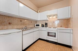 Dit gemeubeld appartement is gelegen op de tweede verdiep van de residentie Zeewende en beschikt over een oppervlakte van 88m². Er is een nachthall die toegang geeft tot de woonkamer en de halfopen keuken. Vanuit de woonkamer geniet u van een schitterend uitzicht op het strand. Er is een afzonderlijk toilet, een badkamer met ligbad, 2 volwaardige slaapkamers die toegang geven tot het terras aan de achterzijde en 1 kinderkamer. handige berging aanwezig in de kelder ruimte. Mits een opfrisbeurt, maak u van dit appartement u vaste woonst of u geniet van u 2de verblijf aan het strand van Zeebrugge.