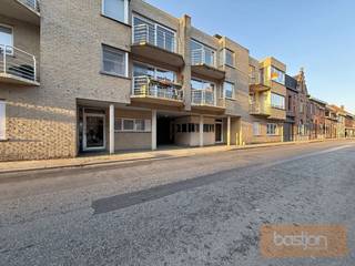 In het centrum van Marke bevindt zich dit leuke appartement.Het appartement heeft volgende indeling: Inkomhal, leefruimte met open ingerichte keuken,...