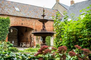 ✨ Een unieke parel in de streek ✨In volwaardig woongebied bevindt zich deze uitzonderlijke hoeve bestaande uit een woonhuis, extra woonhuis, grote...