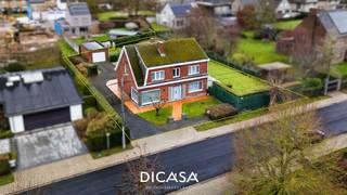 Deze alleenstaande woning onderscheidt zich door haar strategische ligging en het veelzijdige karakter van het perceel.<br />Een ideale opportuniteit voor wie op zoek is naar ruimte, renovatiemogelijkheden of ontwikkelingspotentieel.<br /><br />De woning, gebouwd in 1967, is degelijk en kloek opgetrokken met betonnen tussenvloeren en een spouwmuur — een solide basis voor een grondige renovatie.<br /><br /><strong>Indeling</strong><br />Op het gelijkvloers: inkomhal, polyvalente ruimte (slaapkamer of bureau), woonkamer, keuken, badkamer en apart toilet.<br />Op de eerste verdieping: nachthal, drie volwaardige slaapkamers en een zolderruimte.<br />Achteraan het perceel bevinden zich een garage en bijkomende bergruimtes.<br /><br /><strong>Troeven</strong><br />Bewoonbare oppervlakte: 176 m²<br />Perceeloppervlakte: 1.180 m²<br />Mogelijkheid tot opsplitsing in twee loten<br /><br /><strong>Ontwikkelingsmogelijkheden</strong><br />✔ Optie 1: Te renoveren (halfopen) woning + afzonderlijk perceel bouwgrond voor halfopen nieuwbouw<br />✔ Optie 2: Renovatie aan <strong>6%BTW</strong> van de bestaande woning op een prachtig ruim perceel<br />✔ Optie 3: <strong>Bouwgrond </strong>voor een alleenstaande villa aan <strong>6%BTW</strong><br /><br /><strong>Ligging</strong><br />Rustig gelegen in een residentiële woonwijk, met vlotte bereikbaarheid: op slechts 5 minuten van de autosnelweg en AZ Delta Rumbeke-Roeselare. Winkels en voorzieningen zoals bakker, slager en Albert Heijn bevinden zich eveneens op korte afstand.<br />Interesse in deze eigendom met tal van mogelijkheden?<br /><br />Contacteer ons via <strong>051 / 201 400</strong> of <strong>info@dicasa.be</strong>