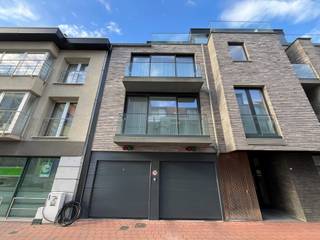 Nabij de markt: goed toegankelijke garagebox met automatische poort, afmetingen 5,75m x 3,20m.