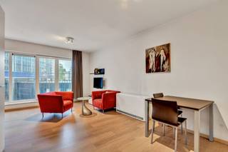 Gemeubelde studio van 42 m² in de Leopold Lendersstraat 6 te Sint-Joost, op een steenworp van de metrostations Madou en Kunst-Wet, in het hart van de Europese wijk. Ideaal gelegen op de 3e verdieping van een standingvol gebouw (2010) biedt deze ruime en lichtrijke studio een mooie open leefruimte (slaaphoek, salon, eethoek), een uitgeruste keuken en een badkamer met ligbad. Volledig gemeubeld en instapklaar, met conforme elektriciteit, parket, dubbele beglazing en elektrische verwarming. EPC E+. Vrij bij akte. <br />Een uitstekend investeringsproduct met een prachtig huurpotentieel.