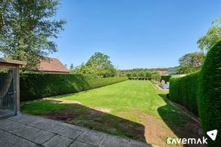 <p><span>Op zoek naar een woning waar </span><span>ruimte, gezelligheid en energiezuinig wonen</span><span> mooi samenkomen? Dan is deze smaakvol ingerichte gezinswoning in Hechtel-Eksel absoluut het ontdekken waard.</span></p><p><span>Binnen word je verwelkomd door een aangename woonkamer met </span><span>veel lichtinval, een mooie houten vloer en een gezellige speksteenkachel</span><span>. De ruime keuken sluit rechtstreeks aan op de leefruimte.</span></p><p><span>Ook praktisch zit het goed: op het gelijkvloers vind je een berging met wasruimte en een </span><span>inpandige garage</span><span>. Bovendien is de woning volledig onderkelderd (droge kelder, studs in de kelder ter ondersteuning van de kachel).</span></p><p><span>Boven zijn er maar liefst </span><span>5 slaapkamers</span><span>, waarvan één momenteel als dressing wordt gebruikt, en een gerenoveerde badkamer. Zowel de woonkamer als de master bedroom zijn voorzien van airconditioning. Extra bergruimte vind je op de zolder, bereikbaar via een vlizotrap.</span></p><p><span>Ook energetisch werden al heel wat belangrijke investeringen uitgevoerd. Zo beschikt de woning over </span><span>zonnepanelen en EPC-label B</span><span>. Het dak werd vernieuwd en geïsoleerd, de muren werden geïsoleerd en in 2016 werd nieuw glas geplaatst. Ook leidingen en afvoeren werden vernieuwd. De elektrische installatie wordt door de verkopers conform afgeleverd.</span></p><p><span>En dan is er nog de buitenruimte: een </span><span>verzorgde, volledig aangelegde voortuin en een groot en diep perceel</span><span> met volop mogelijkheden. Ook een grondwaterput is aanwezig.</span></p><p><span>Kortom: een verrassend ruime en sfeervolle gezinswoning met 5 slaapkamers, veel bergruimte, een sterk energetisch verhaal en vooral héél veel plaats binnen én buiten.</span></p><p><span> </span></p><p><span> </span></p><p><span>Bestuursmaatregelen in het maatregelenregister: nee</span><span> </span></p><p><span> </span></p>
