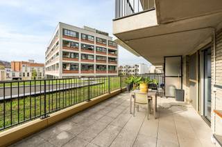 <h2><span>Instapklaar appartement met uitzonderlijk terras van 30 m²</span></h2><p><span>Op wandelafstand van Park Spoor Noord bevindt zich dit instapklare en energiezuinige één slaapkamerappartement. Het appartement combineert een praktische indeling met een uitzonderlijk ruime buitenruimte en een aangenaam uitzicht.</span></p><p><span>De absolute blikvanger is het zonnige terras van maar liefst </span><span>30 m²</span><span>. Hier is voldoende plaats voor een eettafel, loungeset en planten. Dankzij het uitzicht op het groene binnengebied geniet u van rust, terwijl u toch vlak bij het bruisende stadsleven woont.</span></p><h3><span>Indeling</span></h3><p><span>Inkomhal, lichtrijke woonkamer met open keuken, slaapkamer, badkamer met ligbad, apart toilet, berging en een groot aansluitend terras. Een ruime private kelder is inbegrepen.</span></p><h3><span>Extra comfort</span></h3><p><span>Het appartement beschikt over airconditioning, een zonneluifel en vliegenramen op maat. In het gebouw zijn een lift en een gemeenschappelijke fietsenstalling aanwezig.</span></p><h3><span>Troeven</span></h3><ul><li><span>Circa 55 m² bewoonbare oppervlakte</span></li><li><span>Uitzonderlijk terras van 30 m²</span></li><li><span>Instapklaar en goed onderhouden</span></li><li><span>Elektriciteit conform</span></li><li><span>Airconditioning</span></li><li><span>Zonneluifel en vliegenramen</span></li><li><span>Private kelder</span></li><li><span>Gemeenschappelijke fietsenstalling</span></li><li><span>Lift aanwezig</span></li><li><span>Lage gemeenschappelijke kosten van circa 70 per maand</span></li><li><span>Recent gebouw uit 2017</span></li></ul><h3><span>Ligging</span></h3><p><span>Het appartement ligt in de wijk Den Dam, vlak bij Park Spoor Noord en de vernieuwde Slachthuissite. Ook het Eilandje, winkels, horeca en openbaar vervoer zijn vlot bereikbaar.</span></p><p><span>Dit appartement is een uitstekende keuze als eerste eigen woning, stadsappartement of investering. Energiezuinig wonen met een buitenruimte die zelden te vinden is in de stad.</span></p><p><span>Interesse? Neem contact met ons op voor meer informatie of een bezoek ter plaatse.</span></p>
