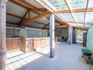 Immo By Julie stelt u deze authentieke Ardense hoeve voor, gelegen in Gérimont, in de gemeente Sainte-Ode, in het hart van een landelijke en ongerepte omgeving.
De woning werd in 2022 smaakvol gerenoveerd met behoud van haar authentieke karakter: stenen muren, zichtbare balken, oude deuren en natuurstenen vloeren. Met een bewoonbare oppervlakte van 226 m² biedt deze woning tal van mogelijkheden.
De huidige indeling laat verschillende projecten toe: een comfortabele gezinswoning met 3 slaapkamers en 2 doucheruimtes, of 2 volledig zelfstandige wooneenheden, waarvan één met 1 slaapkamer en de andere met 2 slaapkamers, elk met een eigen keuken en leefruimte. Bovendien is er een vergunning voor een toeristische accommodatie voor 4 personen.
Paardenliefhebbers zullen hier bijzonder enthousiast over zijn: een loods van ±130 m² die momenteel is ingericht als paardenstal met boxen en dankzij de grote garagepoort eenvoudig kan worden omgevormd tot opslagruimte, evenals ±1,3 hectare weiland en bosgebied.
Een zorgvuldig aangelegde tuin met terras, volière en kippenhok maakt dit unieke geheel compleet.
Sainte-Ode ligt in het hart van de Ardennen en biedt een ideale omgeving voor liefhebbers van natuur, rust, wandelen en paardrijden, tussen de valleien van de Ourthe en de Laval en vlak bij het Grote Bos van Saint-Hubert.
EPC C | Centrale verwarming op gas (tank) | Conform elektriciteitsattest - Indelingsplannen op aanvraag.
Inlichtingen: Immo By Julie – 0498/49.77.56
