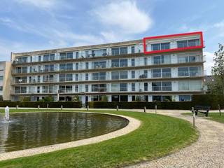 Op een gunstige locatie in Roeselare bevindt zich dit bijzonder ruime en comfortabele appartement met mooi open uitzicht. Het appartement...