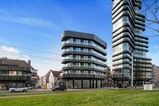 Dit recent en kwalitatief afgewerkt appartement maakt deel uit van het prestigieuze complex Heldentoren en combineert hedendaags comfort met licht, ruimte en een mooi zeezicht.<br /><br />De leefruimte met open keuken is ruim en lichtrijk dankzij de grote raampartijen. Vanuit de woonkamer geniet je van een open zicht richting zee. Het aansluitende terras biedt voldoende plaats om comfortabel buiten te zitten.<br /><br />Het appartement beschikt over twee volwaardige slaapkamers, elk met een eigen douchekamer voorzien van lavabomeubel en inloopdouche. Daarnaast is er een apart toilet en zijn er twee praktische bergingen, wat zorgt voor extra gebruiksgemak.<br /><br />Met een EPC-label A is dit appartement bijzonder energiezuinig en volledig toekomstgericht. Er is bovendien een privatieve fietsenstalling voor twee fietsen inbegrepen.<br /><br />Er is eveneens mogelijkheid tot aankoop van:<br />– een ondergrondse autostaanplaats <br />– een privatieve kelderberging met elektriciteitsaansluiting <br /><br />Een eigendom dat zich perfect leent als vaste woonst, comfortabel tweede verblijf of interessante investering aan zee.