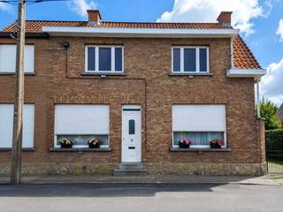 Deze ruime en veelzijdige eigendom is gelegen in de Nieuwe Abelestraat in Roeselare op een perceel van ca. 900 m². De eigendom omvat een ruime hoofdwoning en 2 afzonderlijke woongelegenheden achteraan, wat het geheel bijzonder interessant maakt als opbrengsteigendom. De hoofdwoning omvat op het gelijkvloers een woonkamer, keuken, badkamer en een tweede leefruimte met open haard. Op de eerste verdieping bevinden zich 2 ruime slaapkamers en 2 kleinere slaapkamers. Daarnaast is er nog een ruimte voorzien voor een extra badkamer (die momenteel nog niet is afgewerkt). Achter de hoofdwoning bevinden zich 2 afzonderlijke woongelegenheden. Beide beschikken op het gelijkvloers over een living en een keuken en op de verdieping over een slaapkamer en een badkamer.<br /><br />De eigendom beschikt bovendien over een ruime achterliggende tuin en buitenruimte, die dankzij de aanzienlijke oppervlakte tal van mogelijkheden biedt voor ontspanning of verdere inrichting.<br /><br />De volledige eigendom is momenteel verhuurd en genereert een totale maandelijkse huur inkomst van € 2.600. Op basis van de vraagprijs van € 440.000 vertegenwoordigt dit een bruto huurrendement van ca. 5,9 %. Hierdoor is deze eigendom interessant voor investeerders die op zoek zijn naar een opbrengsteigendom met een aantrekkelijk rendement.<br /><br />Troeven:<br /> <br />- ca. 900 m² perceeloppervlakte<br />- hoofdwoning met 2 afzonderlijke woongelegenheden<br />- totale huur inkomst van € 2.600/maand<br />- ca 5,9 % bruto huurrendement<br />- interessant als opbrengsteigendom<br />- vlotte bereikbaarheid