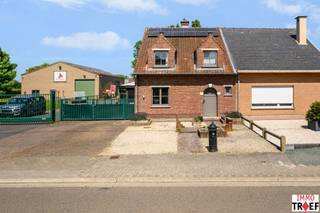 Deze charmante halfopen bebouwing is gelegen in een rustige straat in Lebbeke. Huidige indeling: een inkomhal met vestiaire en gastentoilet,...