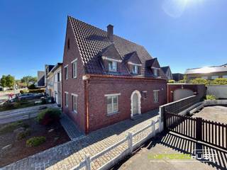 Ontdek in Liedekerke deze prachtige gezinswoning met 3 slaapkamers en garage, gelegen op een zuidgericht perceel van 3 are in een...