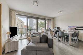 Located on the first floor of the 'Felis' residence, you will find this pleasant 1 bedroom apartment with a spacious terrace. Comfort is key here, partly due to the presence of an elevator, a private garage box and an extra private storage room. De Capucienen is a popular neighborhood with Puur bakery, the Capucienne School, Kestelyn pharmacy... <br /><br />Floor +1:<br />Entrance - separate toilet - living room (23 m²) - terrace (5 m²) - open kitchen with microwave oven, dishwasher, fridge, induction cooker, hood and built-in cupboards - bedroom (13 m²) - bathroom with shower and washbasin furniture.<br /><br />Ground floor:<br />Storage - spacious garage.<br /><br />GENERAL: <br />- Recent construction in 2008 <br />- Favorable EPC <br />- Nice terrace<br />- 1 bedroom<br />- Popular location in the Capuchins <br />- Currently rented! <br /><br />Register of measures: no