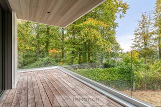 Op een unieke locatie, midden in het groen van het Kluisbos en op de top van Mont-de-l’Enclus, bevindt zich dit recent gebouwde appartement...