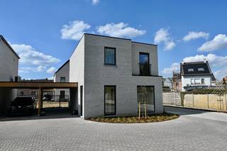 Nieuwbouwwoning in centrum Broechem met 3 slaapkamers !<br /><br />Indeling : Inkomhal , apart toilet , woonkamer met open keuken , berging .<br />Verdiep : Nachthal , 3 slaapkamers , badkamer , apart toilet , wasplaats .<br /><br />Carport + extra open staanplaats inbegrepen ! <br /><br />Deze woning voorzien van vloerverwarming met warmtepomp , zonnepanelen , ventilatiesysteem .<br /><br />Snel beschikbaar ! <br /><br /><br />Maak een afspraak om deze woning te bezoeken . <br /><br />