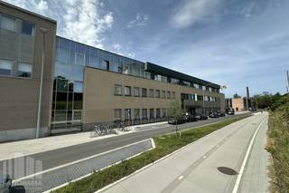 Functioneel kantoorgebouw met een totale oppervlakte van +/- 2.700 m² op een perceel van 1.344 m². Ideaal voor bedrijven, opleidingscentra of organisaties die op zoek zijn naar een representatieve en efficiënte werkomgeving. Het kantoorgebouw is praktisch en functioneel ingedeeld. Het gelijkvloers omvat een verzorgde inkomhal met onthaal, traphal met lift, sanitair en enkele vergaderzalen. Verder beschikt het gebouw op de verdiepingen over meerdere afzonderlijke kantoren, sanitair (m/v), diverse vergaderzalen alsook ruime leslokalen. Aanvullend zijn er een archiefruimtes, een fietsenberging en een ondergrondse parking met maar liefst 36 parkeerplaatsen.<br /><br />De ligging langs de Guido Gezellelaan in Roeselare vormt een extra troef. Op korte afstand van het stadscentrum en het station geniet u van een uitstekende bereikbaarheid dankzij de directe aansluiting op de R32 en de N32, met vlotte verbindingen naar de omliggende gemeenten. Ook de op- en afritten van de E403 bevinden zich vlakbij, waardoor zowel Brugge als Kortrijk snel bereikbaar zijn.<br /><br />Deze strategische locatie maakt het pand bijzonder interessant voor ondernemingen die een vlotte bereikbaarheid voor medewerkers, klanten en bezoekers hoog in het vaandel dragen.<br /><br />Contacteer PANORAMA B2B voor inlichtingen, plannen of een vrijblijvend plaatsbezoek via 0476 215 115.