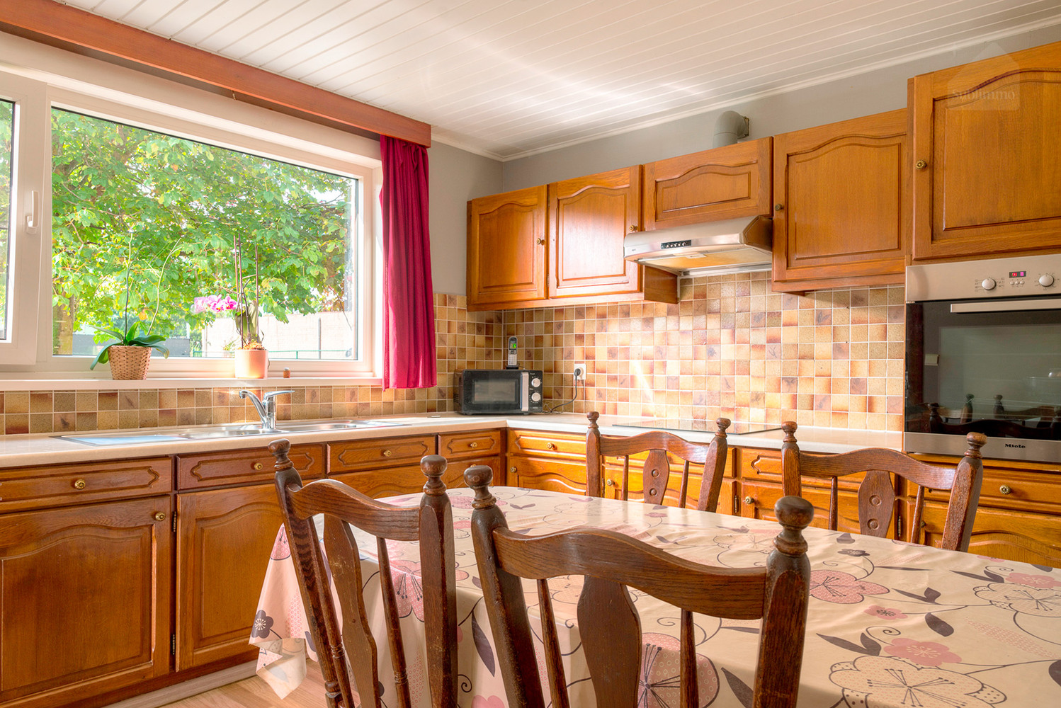Charmante woning met 6 slaapkamers, garage en gezellige tuin op 695 m² - foto 4