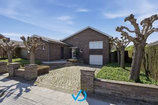 - BEZOEKMOMENT: 09/05/2026! -In de gegeerde Ypermanstraat, op een topligging vlak bij het centrum van Ieper, ontdek je deze instapklare woning vol...