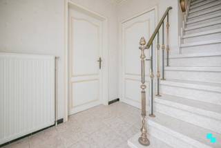 Deze halfopen ééngezinswoning is aangenaam gelegen op een perceel van 525m² in de Blekerijstraat te Izegem (Bosmolens). De woning omvat o.a. drie slaapkamers, een aparte garagebox en een verrassende tuin. De renovatieplicht kan snel verholpen worden door ofwel de buitenmuren te isoleren of de chauffageketel te vervangen door een zuiniger toestel. Uitnodigende inkomhal met gastentoilet, verzorgde leefruimte met prachtige haard en aansluitend de keuken met annex wasplaats/stookruimte/berging en de veranda met zicht op de tuin. Nachthal, drie slaapkamers en de badkamer met douche, wastafel en tweede toilet. De zolder is toegankelijk via een trapluik in de nachthal en werd geïsoleerd met 12cm minerale wol. De woning beschikt over een zonnige, eenvoudig te onderhouden tuin met garagebox en terras. Centrale verwarming op stookolie | Elektriciteit conform | Plattegrond beschikbaar op aanvraag | Hoofdzakelijk dubbele beglazing houten schrijnwerk. Bovenverdieping enkel glas. | EPC label E - renovatieverplichting van toepassing | Reeds vernieuwde voordeur (PVC) | Deels elektrische rolluiken | Regenwaterput aanwezig. Laurence (BIV 541 501) organiseert voor deze woning de bezoeken, mits het maken van een afspraak.