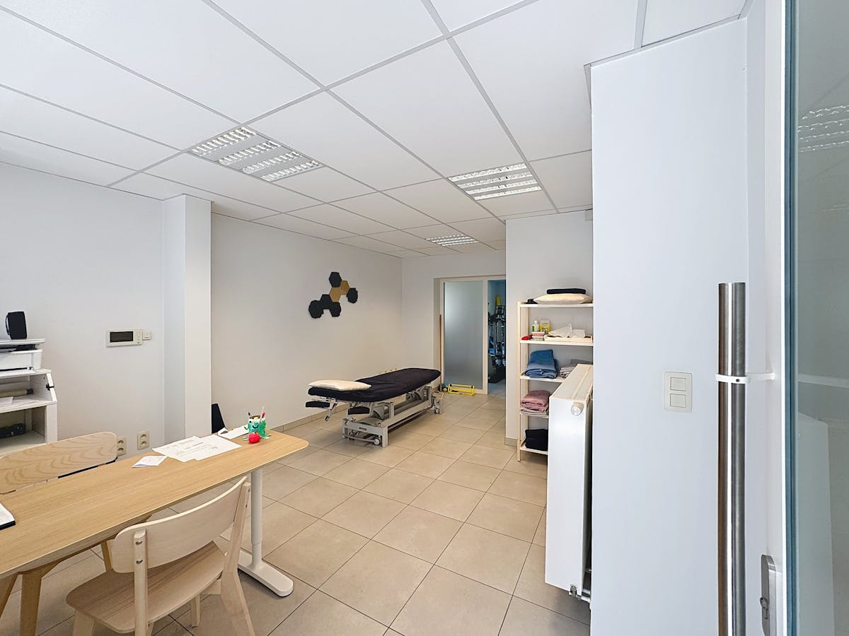 Te huur: praktijk- of kantoorruimte mét grote tuin in de Kapelstraat (Ursel) (85 m²) - foto 3