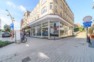 This corner commercial space is located in the commercial Zeelaan in De Panne. The total net trading area is 180 m².Very spacious shop window.Special features:- heating: gas central heating- floor covering: laminate