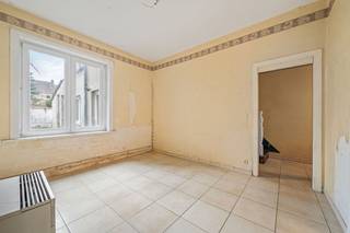 Charmante te renoveren woning met 3 slaapkamers en tal van mogelijkheden te Oostende <br /><br />Ontdek deze ruime te renoveren gezinswoning in de rustige en centraal gelegen Noord-Edestraat 38 in Oostende. Deze woning biedt een solide basis en is ideaal voor wie op zoek is naar een project met potentieel. Dankzij de drie volwaardige slaapkamers, de aangename indeling en de vele uitbreidingsmogelijkheden kan dit huis omgetoverd worden tot een moderne, comfortabele thuis.<br /><br />Binnenin geniet je van lichte leefruimtes en een structuur die uitnodigt tot creatief herinrichten. Denk aan een open leefruimte, extra badkamer, hobbyruimte of thuiskantoor – de mogelijkheden zijn eindeloos. De woning beschikt bovendien over een zonnige buitenruimte die perfect is voor een gezellig stadstuintje of een knusse patio.<br /><br />Gelegen op wandelafstand van winkels, scholen, openbaar vervoer en de kust, is dit de ideale uitvalsbasis voor wie houdt van het bruisende stadsleven maar toch graag rustig woont.<br /><br />Ben jij klaar om je eigen stempel te drukken op deze woning met karakter?<br /><br />Grijp deze unieke kans en laat je inspireren door de mogelijkheden die deze woningen te bieden heeft.