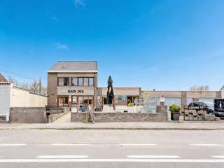 Bent u op zoek naar een ruime woning met tal van mogelijkheden? Dan is dit pand zeker iets voor u! Deze eigendom combineert comfortabel wonen met...