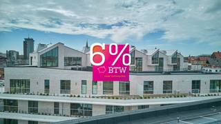 <span><b>Koop aan 6% btw (onder voorwaarden). Ook interessant voor investeerders!</b><br /><br />De Bonnefant, wonen in het midden van de stad en toch omgeven door groen. Een iconisch gebouw op een centrale en culturele locatie waar er ruimte is voor luxe, een onvergetelijke woonervaring of zorgeloos wonen in een assistentiewoning. <br /><br />Tussen de gebouwen van De Bonnefant is een <strong>groene doorsteek</strong> gecreëerd die de Demerstraat rechtstreeks verbindt met het begijnhof. Gezellig vertoeven in één van de twee gemeenschappelijke binnentuinen of liever een barbecue met de buren? Bovendien hebben de terrassen geïntegreerde plantenbakken die zijn uitgerust met een automatisch beregeningssysteem. Een extra groene beleving is verzekerd.<br /><br />Het bestaande RTT-gebouw is volledig gerenoveerd met het behoud van de Hasseltse authenticiteit en verder uitgebreid met energiezuinige nieuwbouw. Parkeren in het centrum is geen evidentie maar toekomstige bewoners van De Bonnefant kunnen parkeren in de ruime ondergrondse parkeerplaats. Je kan ook je fiets kwijt in de fietsenstalling. <br /><br /><strong>SKY HOUSES:</strong><br />Luxe, comfort en privacy. Dat van de indrukwekkende sky houses boven het gerenoveerd RTT-gebouw het best samen. Je woont er in het midden van én bovenop de bruisende stad in een fantastisch huis in de lucht. <br /><br /><span><strong>SKY HOUSE A5 APP 02 - Verdieping 5+6</strong></span><br />- bewoonbare oppervlakte: 182,16 m²<br />- oppervlakte terrassen: 54,90 m²<br />- benedenverdieping: inkomhal, berging, apart gastentoilet, 2 ruime slaapkamers + 1 kleinere slaapkamer, badkamer <br />- bovenverdieping: zeer ruime doorzon leefkamer met open keuken voorzien van kookeiland<br />- zowel op de beneden- als bovenverdieping: zuidgerichte terrassen met magnifiek zicht op de binnenstad<br />- 2 autostaanplaatsen in de afgesloten parkeerkelder <br /><br />GENIET VAN <strong>6% btw</strong> (onder voorwaarden). Vermelde prijs is exclusief ondergrondse parkeerplaatsen en exclusief registratie, btw en notariskosten. Alle appartementen werden intussen volledig afgewerkt en zijn instapklaar. De foto's tonen de huidige weergave en hoe de volledige inrichting kan gebeuren.<br /><br />Contacteer ons voor een bezoek ter plaatse. Ook bij de verkoop van jouw huidige woning helpen wij je graag.</span>