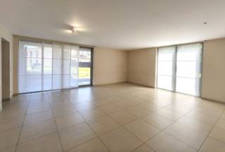 Dit ruim appartement is gelegen op het gelijkvloers van een recent gebouw aan het einde van de Driekruisenstraat, met achterzijde aan de Bilzersteenweg, op wandelafstand van het stadscentrum.<br /><br />INDELING: inkomhal met vestiairehoek en apart toilet, glazen deur naar de ruime woonkamer met kamerbreed schuifraam naar het ruim zonneterras. Moderne keuken, volledig ingericht met Siemens toestellen (keramische kookplaat, dampkap, combi-oven, koelkast met vriesvak en vaatwasser), met naastgelegen berging en wasruimte.<br />Nachthal, badkamer met douche en bad, drie slaapkamers en achtergelegen terras.<br /><br />In het kelderverdiep een autostaanplaats en private berging.<br /><br />De huurprijs bedraagt 980 euro per maand + 135 euro per maand voorschot voor gemeenschappelijke kosten.<br /><br />Extra inbegrepen in gemeenschappelijke kosten: brandverzekering, gratis water in de toiletten!<br /><br />BEZICHTIGING ENKEL NA TELEFONISCHE AFSPRAAK MET ONS KANTOOR OP 012 23 00 23