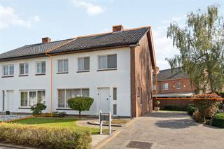 <p><span>Goed onderhouden HOB met 3 slaapkamers gelegen op een zonnig georiënteerd perceel van 2a72ca te Paal.</span></p><p><span> </span></p><p><span> Belangrijkste troeven: </span></p><p><span>- Centrale ligging en zo dichtbij het centrum van Paal, winkels, scholen en de oprit van de autostrade</span></p><p><span>- Op te frissen maar goed onderhouden</span></p><p><span>- 3 slaapkamers</span></p><p><span>- Tuin met bergruimte</span></p><p><span>- Zuidelijk georiënteerde tuin</span></p><p><span>- Voorraadkelder</span></p><p><span>- Bergzolder</span></p><p><span> </span></p><p><span>Bekijk zeker ook de foto's en de grondplannen met de afmetingen. Zo krijgt u van thuis uit al een perfect beeld van wat deze woning te bieden heeft!</span></p><p><span> </span></p><p><span>Wenst u meer info of een vrijblijvende bezichtiging, contacteer dan ons kantoor op het nummer 011 85 15 15 en wij helpen u graag verder. </span></p>