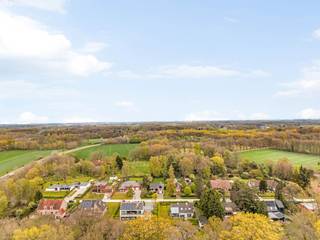 Deze woning met een perceel van 1.450m², is gelegen in een unieke, groene omgeving. Net buiten het centrum van Turnhout, nabij de Nieuwe Kaai en AZ Turnhout. Met vlotte invalswegen naar andere gemeentes en de autostrade E34 in de nabijheid geniet de woning van een zéér goede bereikbaarheid.<br /><br />Via de inkomhal heeft u links toegang naar de zonnige woonkamer met open haard en aansluitend de veranda. Naast de woonkamer de gesloten keuken.<br /><br />Vooraan de woning een lichte kamer te gebruiken als slaapkamer of bureel. Aan de achterkant van de woning de master bedroom. Vernieuwde badkamer met inloopdouche en wastafel. <br /><br />Op de verdieping nog een extra slaapkamer/bergruimte.<br /><br />Garage met toilet en vernieuwde automatische poort (BJ 2018). Via de garage toegang tot de wasplaats en de ruime kelder. <br /><br />Ruime tuin met zicht op veel groen. <br /><br />Buitengewone kenmerken:<br />- Prachtige ligging nabij kanaal Dessel-Schoten, fiets-/wandelroutes en AZ-Turnhout<br />- Veel natuurlijke lichtinval en groen uitzicht