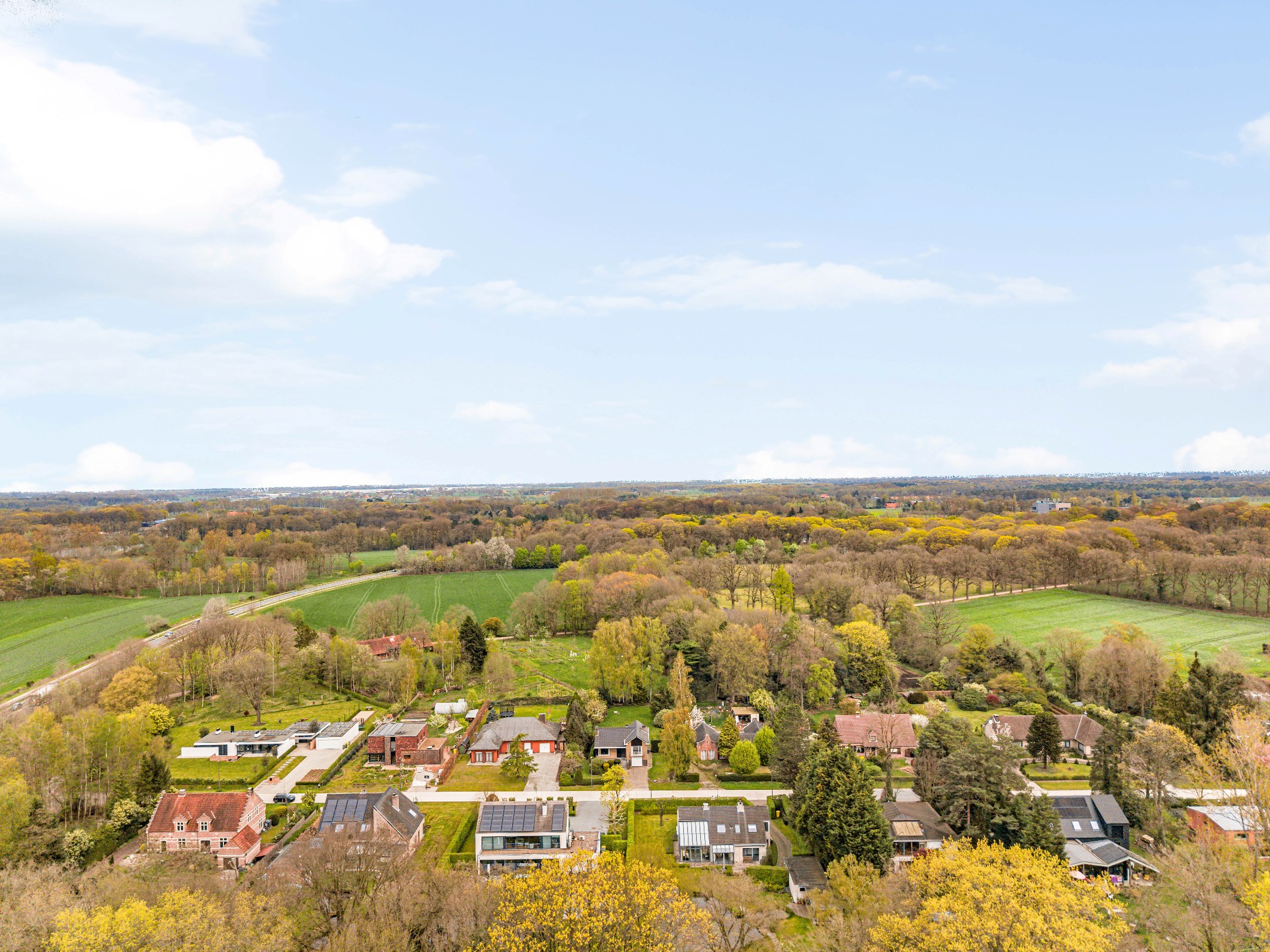 Prachtig gelegen woning met 3 slaapkamers en garage op perceel van 1450m². - foto 2