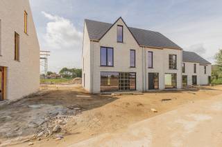 <h3><span>WELKOM OP ONZE OPENDEUR 0P ZATERDAG 20 JUNI VAN 10u TOT 14u</span></h3><h3><span>Jouw nieuwe thuis in Hof ter Heiken</span></h3><p><span>Deze woning maakt deel uit van </span><span>Hof ter Heiken</span><span>, een kleinschalig en duurzaam woonproject waar energiezuinig wonen, hedendaags comfort en een groene leefomgeving centraal staan. Dankzij de doordachte architectuur en kwalitatieve afwerking geniet je hier van een woning die volledig is afgestemd op het moderne gezinsleven.</span></p><p><span>Troeven van deze woning:</span></p><ul><li><span> Type: halfopen bebouwing</span></li><li><span> Doordachte indeling met ruime en lichtrijke leefruimtes</span></li><li><span> 3 volwaardige slaapkamers </span></li><li><span> ruime zolder (60,2m²), creatie extra kamers mogelijk</span></li><li><span> Private tuin met terras en fietsenberging</span></li><li><span> oprit met carport</span></li><li><span> Energiezuinig dankzij geothermie en 4 zonnepanelen</span></li><li><span> Gebouwd volgens de nieuwste energienormen voor een lage energiefactuur</span></li><li><span> Vandaag nog de mogelijkheid om de afwerkingsmaterialen naar eigen smaak te kiezen</span></li><li><span> De woning bevindt zich in een vergevorderd bouwstadium, waardoor een snelle oplevering mogelijk is</span></li><li><span> Beslis vandaag en geniet binnenkort van een instapklare nieuwbouwwoning, zonder jarenlang te moeten wachten</span></li></ul><p><span> </span></p><p><span>Ontdek hieronder de specifieke indeling, oppervlaktes en kenmerken van deze woning en laat je verrassen door de unieke combinatie van duurzaam wonen, hedendaags comfort en een uitzonderlijke ligging in het groen.</span></p><p><span> </span></p>