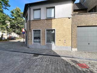Dit gelijkvloers appartement is rustig gelegen, op slechts een boogscheut van het bruisende centrum van Brugge. <br /><br />Het appartement beschikt over een living met ingerichte keuken en een leuk stadsterras waar u heerlijk kunt genieten van het buitenleven en de levendige sfeer van de omgeving. <br /><br />Binnen vindt u één ruime slaapkamer en een functionele badkamer voorzien van een douche, lavabo en wc. Deze praktische indeling maakt het appartement perfect voor singles of koppels .
