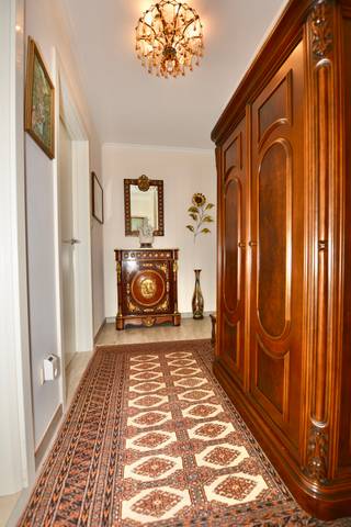 Dit centraal gelegen, energiezuinig appartement met zicht over de Raverschootstraat ligt nabij het hartje van de gezellige stad Eeklo.
In dit knappe appartement wordt u overspoeld door een zachte, natuurlijke lichtinval.
Een lift brengt u tot op de tweede verdieping, een troef om uw boodschappen makkelijk naar boven te brengen en op te bergen.
Vanuit de keuken, leefruimte en salon geniet u langs beide zijden van het geweldige zicht naar buiten toe. Op het zongericht terras kan u genieten van een apero of koffie met uw familie of vrienden.
Naast de keuken is een praktische en handige berging voorzien.
Verder geniet u van een tweepersoonsslaapkamer met een zeer ruime en suite badkamer en een apart gastentoilet.
Een grote troef is de aanpandige garage.
Wenst u een bezoek aan dit moderne, instapklare, energiezuinig appartement?
Bel ons via het nummer 09/336 16 15 voor een afspraak of mail naar info@vastgoedunicum.be
Virtuele rondleiding?
https://youtube.com/shorts/Y2Vhg3xtg10