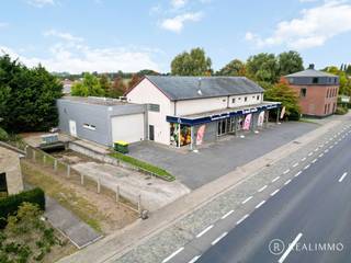 Dit multifunctioneel handelspand is gelegen in Moen (Zwevegem), langs een drukke invalsweg met veel voorbijgaand verkeer, wat zorgt voor...