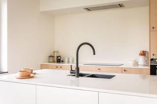 Binnenkort bouwt Hectaar dichtbij het centrum van Hooglede deze alleenstaande, moderne nieuwbouwwoning. Maak van deze woning je nieuwe thuis met een afwerking volledig naar eigen smaak via onze partnerleveranciers. <span>(foto's als referentie van een ander project)</span>
<ul>
<li>Energiezuinig woning;</li>
<li>Vloerverwarming met warmtepomp;</li>
<li>Lichtrijke leefruimte en keuken;</li>
<li>3 ruime slaapkamers;</li>
<li>Inpandige garage alsook berging;</li>
<li>Afwerking naar keuze! </li>
</ul>
Geef ons gerust een seintje voor meer informatie!