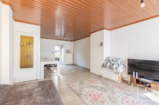 Deze te renoveren woning is <strong>centraal gelegen</strong> met winkels, scholen en openbaar vervoer allemaal in de directe omgeving. Daarnaast staat u op enkele minuten fietsen aan het station Gent Dampoort en het stadscentrum. <br /><br />De woning bestaat uit: een inkomhal, een leefruimte met zithoek en eetplaats, een keuken, een badkamer en toegang tot de <strong>praktische buitenkoer</strong>. Op het eerste verdiep vindt u twee slaapkamers. Verder heeft u <strong>een derde ruime slaapkamer </strong>op de zolderverdieping. Via de leefruimte hebt u toegang tot de kelder.<br /><br />De woning biedt tal van mogelijkheden en met de nodige renovatiewerken maakt u van deze woning met drie slaapkamers uw thuis!<br /><br />Wenst u deze woning zelf te ontdekken? Contacteer Olivier voor meer informatie via <strong>0491 50 71 25</strong> of <strong>olivier@convas.be</strong>