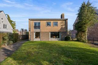 <p>Bent u momenteel actief op zoek naar een woning die u volledig naar uw eigen hand kan zetten, of kijkt u eerder uit naar een opportuniteit met meerwaarde op termijn? Dan kan deze open bebouwing langs de Koning Albert I-laan mogelijk interessant voor u zijn.</p><p></p><p>De woning beschikt over een bewoonbare oppervlakte van 219 m² op een perceel van 641 m² en biedt, dankzij haar structuur en indeling met vier slaapkamers, een solide basis voor wie ruimte en potentieel weet te waarderen. Ze bevindt zich op een centrale ligging in Sint-Michiels, met een vlotte bereikbaarheid naar Brugge en alle voorzieningen in de onmiddellijke omgeving.</p><p></p><p>Aangezien de eigendom te renoveren is, met onder meer een EPC-label E, niet-conforme elektriciteit en verwarming op mazout, richt ze zich vooral tot kandidaten die bewust kiezen voor een project waarbij ze zelf de afwerking en het eindresultaat bepalen. Net daarin schuilt ook de opportuniteit: het creëren van een woning volledig op maat, afgestemd op uw eigen wensen en hedendaagse normen.</p><p>De vraag die zich stelt is vooral of u op zoek bent naar een instapklare oplossing, of eerder naar een woning waarin u zelf waarde kan opbouwen. Indien dat laatste aansluit bij uw plannen, nodig ik u graag uit tot een bezoek.</p><p></p><p>Interesse?</p>