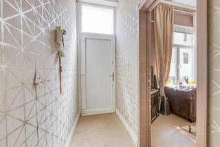 <em>Cette charmante maison mitoyenne est située dans le centre ville de Tirlemont, à proximité immédiate des commerces, de la gare, de l'autoroute et des écoles.</em><br /><em>D'une surface habitable de 118m², elle offre à son futur propriétaire pas moins de 3 chambres et 2 salles de bains.</em><br /><br /><strong>Description du bâtiment :</strong><br />cave (10m²)<br />rez-de-chaussée (36m²) : hall d'entrée, salon, salle à manger et cuisine équipée<br />1er étage (30m²) : hall de nuit, une première chambre et salle de bain avec douche<br />2ème étage (30m²) : hall de nuit, deuxième chambre (actuellement utilisée comme salon supplémentaire), buanderie et salle de bain avec douche<br />grenier (24m²) : meublé, actuellement chambre et bureau<br />