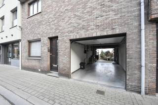 In het hart van Kruibeke vinden we deze op te frissen woning.Centraal gelegen en vlakbij invalswegen.We komen de woning binnen via de inkomhal, die...
