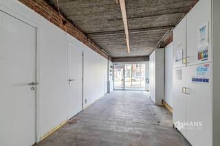 <p><span>Diksmuidelaan 208 - Berchem</span></p><p><span> </span></p><p><span>Handelsgelijkvloers (86 m²) met mogelijkheden in Berchem</span></p><p><span>Op de Diksmuidelaan in Berchem bevindt zich dit handelsgelijkvloers met een oppervlakte van 86 m². De centrale ligging maakt dat het vlot vlot bereikbaar is met de auto en het openbaar vervoer. Het pand wordt casco afgeleverd, waardoor je de ruimte volledig naar eigen wens en volgens de noden van jouw zaak kan inrichten.</span></p><p><span>Het dak werd reeds conform geïsoleerd met 10 cm PIR en de elektriciteit zal conform afgeleverd worden. Verder beschikt het pand over aluminium ramen met enkele en dubbele beglazing en elektrische verwarming.</span></p><p><span>Troeven:<br /></span><span>- </span><span>Oppervlakte van 86 m²<br /></span><span>- </span><span>Casco afwerking – volledig naar eigen wens in te vullen<br /></span><span>- </span><span>Dak conform geïsoleerd (10 cm PIR)<br /></span><span>- </span><span>Elektriciteit conform bij oplevering<br /></span><span>- </span><span>Elektrische verwarming<br /></span><span>- </span><span>Uitstekende ligging</span></p><p><span>Ben je op zoek naar een handelsruimte die je volledig naar eigen smaak kan afwerken? Mis deze kans niet!Bewoonbare opp. 68 m² ref.: bruto vloeropp. EPC-certificaat. Voor meer info of een gratis schatting surf naar www.hansimmo.be</span></p><p><span> </span></p>