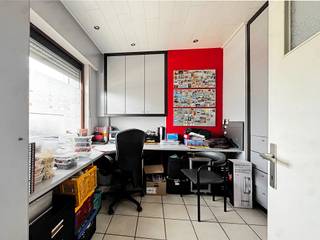 Degelijk onderhouden en instapklare woning met heel goede bereikbaarheid op een goede locatie. <br />De woning heeft door de jaren heen verschillende werken ondergaan, dankzij deze is de woning nu instapklaar. <br /><br />Er zijn 4 slaapkamers aanwezig, 2 op de eerste verdieping en een badkamer en 2 op de tweede verdieping. <br /><br />Heel aangename buitenruimte! Mooi aangelegd terras en stadstuin. <br /><br />EPC 245 kWh/(m2jaar), energielabel C<br />Bruto bruikbare vloeroppervlakte volgens EPC verslag 151m<sup>2</sup><br />KI 704<br />Oppervlakte perceel 180m<sup>2</sup><br />Stedenbouwkundige inlichtingen: in aanvraag 02/10 <br />Bevindt zich niet in een risicozone voor overstromingen, gebouwscore C, perceelscore C. <br /><br />Voor meer info of een bezoek bel 0475757251 of mail philip@ocvastgoed.be<br /><br />