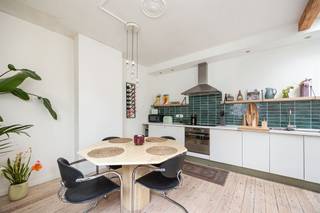 <p><span> </span></p><p><span>Op zoek naar een charmant huis in het historisch centrum, met véél licht en leuke ruimtes? Dan is dit karaktervolle pand in de Rozenstraat misschien wel jouw nieuwe thuis. Je krijgt hier instapklaar comfort én alles binnen handbereik.</span></p><p><span> </span></p><p><span>Karaktervol &amp; comfortabel</span></p><p><span>Je komt binnen in de inkomhal met een retro tegelvloer in grijs-wit hexagoon motief, die meteen charme uitstraalt. Achter de eerste deur ontdek je een multifunctionele ruimte op een lichte parketlaminaat, die perfect dienst kan doen als atelier of stockageruimte, maar evengoed als bureau, hobbykamer of zelfs als co-housing leefruimte. Er is een wastafel, een sierschouw in marmer én toegang tot de kelder (met stahoogte) via een luik voorzien. In de gang vind je nog een gastentoilet.</span></p><p><span> </span></p><p><span>Zalig wonen &amp; slapen</span></p><p><span>Op de eerste verdieping heb je een verrassend grote slaapkamer op witgeschilderde planchetten vloer, met ingemaakte rekkenwand. De ruimte baadt in het licht dankzij grote ramen en heeft een slim ingewerkte vensterbankkast met verwarming. Ensuite vind je een badkamer met houten vloer, rechthoekige wastafel, bidet, toilet en een volledig betegelde douche.</span></p><p><span>Een verdieping hoger ligt de gezellige woonkamer, opnieuw op een (deze keer opgeschuurde) houten planchetten vloer. De witte bakstenenmuur, open haardmantel in marmer en op maat gemaakte ingebouwde kasten zorgen voor sfeer en praktisch comfort. Het voelt hier warm, persoonlijk én huiselijk aan.  </span></p><p><span>Op de derde verdieping kom je in de grote, lichte keuken met trendy groene wandtegel, witte kasten, een dubbele spoelbak, kunststof werkblad, inductievuur, combi-oven, dampkap en ingebouwde vaatwasser. Dankzij de lichtkoepel en twee grote ramen heb je hier de hele dag natuurlijk licht. Ook is er ruimte voor een eettafel en zelfs een loungehoekje aan het raam.</span></p><p><span> </span></p><p><span>Leven in het hart van Antwerpen</span></p><p><span>Je woont hier in een rustige straat tussen de Ossenmarkt en het Eilandje, op wandelafstand van de universiteiten, Rooseveltplaats, het Centraal Station en de levendige Meir. Buurtwinkels, horeca en openbaar vervoer zijn overal vlakbij, maar dankzij de autoluwe straat is het hier verrassend stil.</span></p><p><span> </span></p><p><span> </span></p><p><span> </span></p>