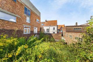 Immo Pické biedt U deze gunstig gelegen en volledig te renoveren woning aan gelegen in de nabijheid van scholen, winkels, openbaar vervoer en andere belangrijke verbindingswegen. Deze woning bestaat op het gelijkvloers uit een woonkamer, een eetplaats, een keuken, een badkamer met toilet en een nachthal. Op de eerste verdieping vinden we een nachthal en 3 slaapkamers waaronder een doorloopkamer. Op de tweede verdieping vinden we een nachthal en een inrichtbare zolder. Verder beschikt de woning over een garage, een buitenberging en een grote tuin. Ronovatieverplichting van toepassing.