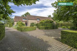 Deze veelzijdige eigendom biedt een unieke combinatie van wonen en werken op één adres. De woning beschikt over twee volledig ingerichte praktijk-...