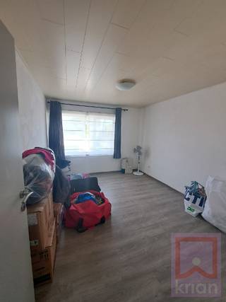 Appartement op de 1ste verdieping in het hartje van Winkelomheide op wandelafstand van scholen, bakkers, apothekers, ... bestaande uit: inkomhal, volledig ingerichte keuken, apart toilet, 2 slaapkamers, ingerichte moderne badkamer, berging, woonkamer, autostaanplaats en kelder. Geen lift in het gebouw. EPC 260 kWh/m² LABEL C. Beschikbaar van half juli 2026.