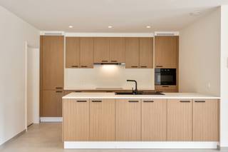 Stijlvol nieuwbouwappartement te huur in Tongerlo!<br /><br />In de Meulemanslaan 17 te Tongerlo bevindt zich dit kleinschalige nieuwbouwproject met slechts vijf appartementen, rustig gelegen met mooi zicht op het park.<br /><br />Het appartement combineert comfort en energiezuinigheid en beschikt over een lichtrijke leefruimte met open, volledig ingerichte keuken, slaapkamers, moderne badkamer, berging en apart toilet.<br /><br />Vanuit de leefruimte heb je toegang tot een ruim terras waar je in alle rust kan genieten van het groene uitzicht.<br /><br />Extra troeven zijn de privatieve berging en autostaanplaats.<br /><br />Kortom, een kwalitatief afgewerkt en instapklaar nieuwbouwappartement op een rustige ligging in Tongerlo.<br /><br />Vaste kosten: 95 euro: O<span>nderhoud tuin, gemene delen, elektriciteit en water gemene delen,…</span><br /><br />Bel ons op 014/95.37.50 of mail naar secretariaat@degroot-celen.be